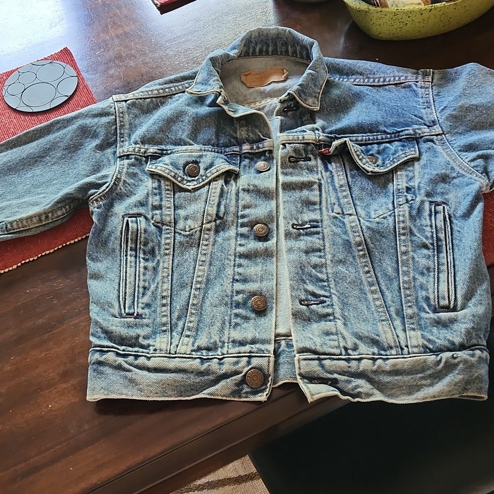 Size small vintage Levi jacket, no tears ,in really good shape. Asking 75$